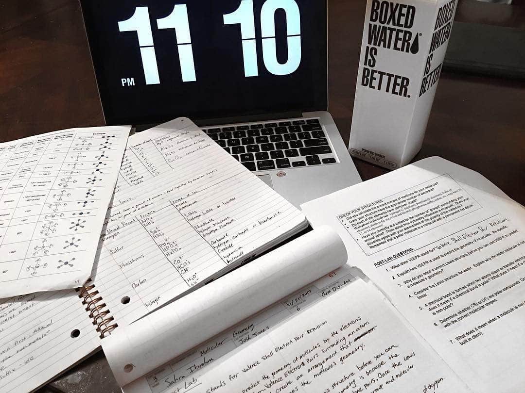 BoxedWaterさんのインスタグラム写真 - (BoxedWaterInstagram)「Back. to. the. grind. 💪 Do they give extra credit for staying hydrated & ditching plastic water bottles!? 📷: @teanstudy #BoxedWater #BoxedWaterIsBetter #BetterPlanet #NoPlasticPledge #BacktoSchool #Hustle」9月17日 10時36分 - boxedwater