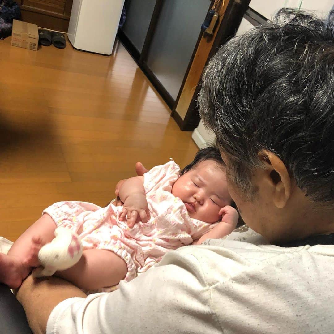 のインスタグラム：「母と姪。弟夫婦に第2子誕生。おめでたいよね。  #姪 #姪っ子 #赤ちゃん #baby #出産祝い #母 #実家」
