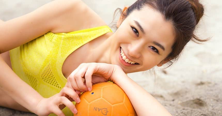 矢原里夏さんのインスタグラム写真 - (矢原里夏Instagram)「【情報解禁🤾‍♀️】﻿ この度、日本ハンドボール協会 広報委員に就任しました。﻿ ビーチハンドボール アンバサダーとしてだけでなく、大好きなハンドボールを盛り上げるメンバーの一員になれたことを光栄に思います。﻿ ﻿ 今年、熊本で開催される女子ハンドボール世界選手権や東京五輪に向けて一層励んでまいります🤾‍♀️🤾‍♂️﻿ ﻿ そして早速今回、たくさんの方が動いてくださって、アタカマ砂漠マラソン終了後に首都サンティアゴにて、女子ハンドボールチリ代表🇨🇱と交流を行い、ハンドボール寄贈のボランティアを行えることになりました✨﻿ ﻿ 今、各所にボールの寄付をお願いしているところです。メッセージハンドボールを私がチリに届けます！﻿ ﻿ 念願のボランティア活動。﻿ 毎度、せっかくこんな遠くまで行くのに、観光だけじゃもったいないなとずっと思っていました。﻿ ﻿ 参考にしたのはマラソンの大大大先輩・猫ひろしさんで、猫さんはいつもカンボジアに帰国する際、日本で使わなくなったけどまだ履けるようなランニングシューズの寄付を募ってカンボジアで靴が買えない方たちに寄贈をされています。﻿ ﻿ 私の場合、ハンドボールなら集められるんじゃないかと思って、色んな方に相談しました。﻿ ﻿ そうしたらまさかチリのハンドボール協会にコンタクトがとれて、女子のチリ代表と交流まで実現しました。﻿ ﻿ 本当に嬉しく思います。感謝感謝の感謝でいっぱい。﻿ ﻿ まずはマラソン 大会なんですが、大会後もとっても大事になってきました。怪我できない…﻿ ﻿ クラウドファンディングも9/22までです！﻿ 何卒よろしくお願いします！﻿ ﻿ ﻿ #ハンドボール #ビーチハンドボール #世界選手権熊本 #東京五輪 #マラソン #ヤハラサハラ3  #クラウドファンディング #チリ #サンティアゴ #トレイルラン #ウルトラマラソン」9月17日 10時45分 - rika_yahara