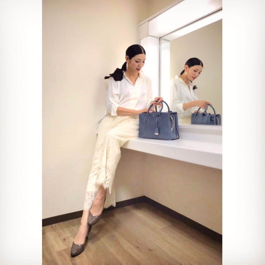 のインスタグラム：「朝夕に秋を感じるこの季節は、白いシャツが着たくなる👚✨ 今年は、 @anelalux  のレースのワイドパンツが大活躍しそう✨ まだ暑いから色だけ涼しげに、白✖️カーキ✖️ブルーの三色コーデ✨ 。 #秋冬の服の色や形の重さを軽やかにする裏地付きレースパンツは大活躍！ #20日にQVCで秋の新作として発売予定✨ #ワンピにもジレにもなって重ね着して見える2枚目のワンピチュニックがすごく伸びて楽で素敵でおススメ💕 #気温差で体調崩さないように気をつけましょう☘ #ootd #fashion #私服 #autumnfashion #三色コーデ @anelalux @qvc_japan」