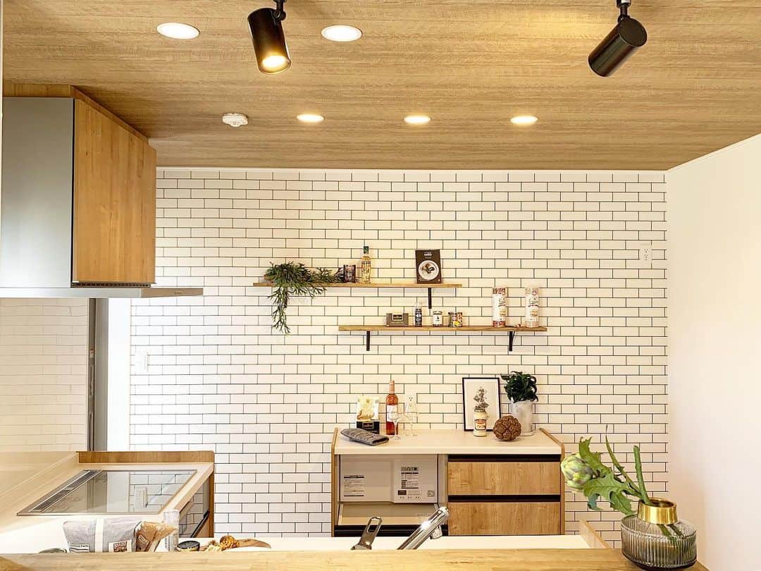 シティハウス産業株式会社さんのインスタグラム写真 - (シティハウス産業株式会社Instagram)「* 白いレンガ風壁紙が スタイリッシュで可愛いキッチン。 飾り棚で見せる収納を作って カフェのような空間に。 ❁­­--­­--­­--­­--­­--­­--­­--­­--­­--­­--­­--­­-­­---­­­--­ more photos :@cityhouse770­­ --­­--­­--­­---­­--­­--­­--­­---­­­­--­­----­­---­­--❁ * * #house #architecture #七尾市 #注文住宅  #羽咋市 #マイホーム #新築  #造作  #造作棚  #キッチン #l型キッチン  #収納棚 #背面収納  #カップボード #インテリア #ダクトレール  #インテリア雑貨 #暮らし #暮らしを楽しむ  #ダウンライト #レンガ調クロス  #ダイニング  #写真 #緑のある暮らし  #雑貨 #dining #diningroom #kitchenshelf」9月17日 10時50分 - cityhouse770