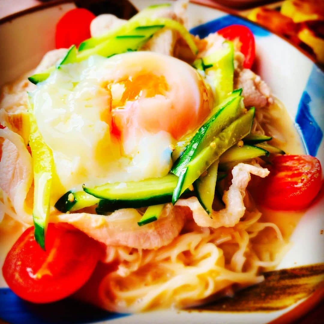 森崎友紀さんのインスタグラム写真 - (森崎友紀Instagram)「#森崎友紀#料理#cooking#わが家#定番#定番料理#我が家#晩御飯#まろやか#豆乳#そうめん#温泉卵#ナス#鶏肉#甘酢あん#さつまいも餅#みたらしあん #緑茶みるくかん#さっぱり#柔らか#敬老の日献立#敬老の日 ■まろやか豆乳そうめん〜温泉卵のっけ■ ■ナスと鶏肉の甘酢あん■ ■さつまいも餅のみたらしあん■ ■緑茶みるくかん■ さっぱり柔らかく食べやすい敬老の日献立 一番人気はまろやか豆乳そうめんでした。温泉卵は最強ですね(^o^)」9月17日 11時00分 - morisakitchen