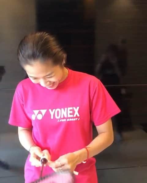 ラチャノック・インタノンのインスタグラム：「Here is #YonexGripChallenge And i made it on 42seconds, how about you guys? 😊😊 @yonex_badminton」
