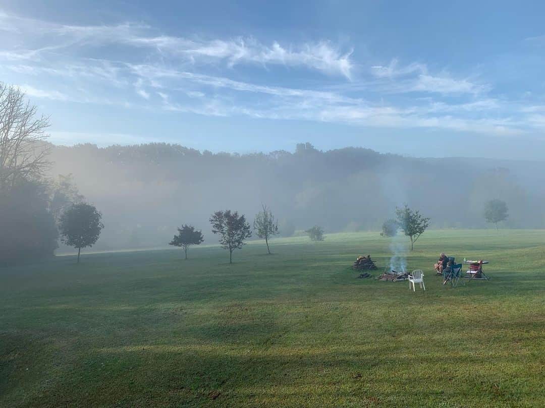 プリシラ・アーンのインスタグラム：「Morning moons and foggy morning campfires in the ol’ PA backyard #nofilterbrah」