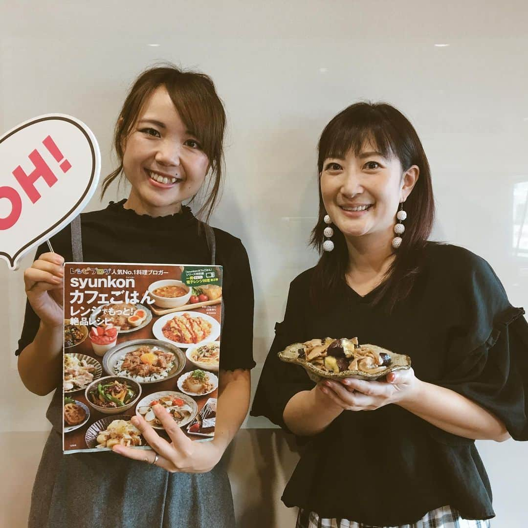 山本ゆりさんのインスタグラム写真 - (山本ゆりInstagram)「調味料2つでここまで美味しいのかとびっくりします。(2枚目写真)﻿ ﻿ 【醤油鶏】﻿ ﻿ ①鶏モモ1枚(300g)はフォークで全面穴を開けまくり［砂糖大さじ1と1/2、醤油大さじ2］を揉みこむ﻿ ﻿ ②耐熱容器に入れふわっとラップし、600Wで約6分チン。そのまま冷ます。﻿ ﻿ ★みりんを入れないことと、最後は余熱で仕上げることでめちゃくちゃ柔らかくできます。﻿ ﻿ ★揉み込む際(ポリ袋がお勧め)15分以上漬けるか、加熱後切ってからタレに漬けておくとより味が染みておいしいです。﻿ ﻿ ★にんにくやしょうが、ごま油を少し足すと中華風に。臭みは私は全然気になりませんが、気になる方はしょうがか鼻栓を﻿ ﻿ そこにキュウリを添え、［砂糖、レモン汁か酢各小さじ1、マヨネーズ大さじ1］をかけたものが写真のレシピです！﻿ ﻿ #ほな材料２つちゃうやん #レシピ #簡単レシピ #おうちごはん﻿ ﻿ 今朝のマルシェククー、聞いてくださった方ありがとうございました！(3枚目写真)﻿ ﻿ これまでにおそらく最長のラジオだったんですが、珠久さんが喋りやすすぎてほんまに楽しかったです！﻿ ﻿ メッセージ下さった方、本当にありがとうございました！涙 ﻿ ﻿ レシピの紹介擬音まみれやし言葉遣い汚いしお恥ずかしいですが、放送圏(主に関西)の方はradikoのアプリダウンロードしたら無料で聴けます。放送地域以外の方は有料のradikoだそうです。﻿ ﻿」9月17日 11時07分 - yamamoto0507