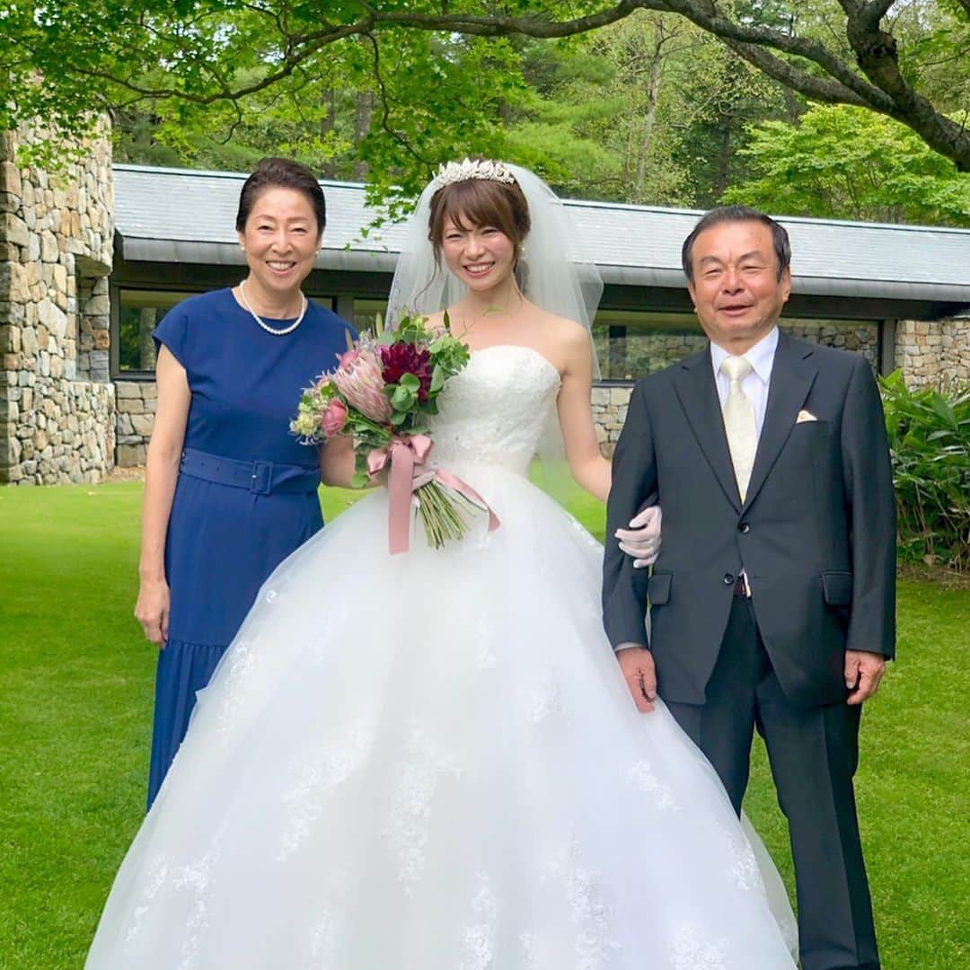のインスタグラム：「妹の結婚式 in 北海道🇯🇵 もう最高に幸せな一日に✨ . あやちゃん。本当に綺麗だった❤️ 家族が集まって、ワイワイ笑顔で時間を過ごすこと。 毎日会えないからこそ、この瞬間をかみしめながら過ごしました。 . 夜中にコテージのリビングに集まって深夜を回るまで、 カードゲームで盛り上がったり、乾杯したり。 良き時間だったなーぁ⭐️ . 感動しちゃってお姉ちゃん、 涙腺がゆるみまくり😢 . 「愛が全て」と話す父。 いろんな形の愛があるけれど。 全てに愛がベースになると、 幸せな循環が巡ります💚🌎 . 家族みんなの笑顔をたくさん見た😊 お父さん、お母さん嬉しそう❤️ わたしの幸せのプライオリティは、 間違いなく今日のような日✨ . あやちゃん、お幸せに💚 #family #家族 #love #愛 #loveisforever #みんな大好き😘 #happiness #wellbeing #しあわせ #300枚以上写真撮ってた #思い出を振り返りながらしあわせに浸る #3sisters #3姉妹」
