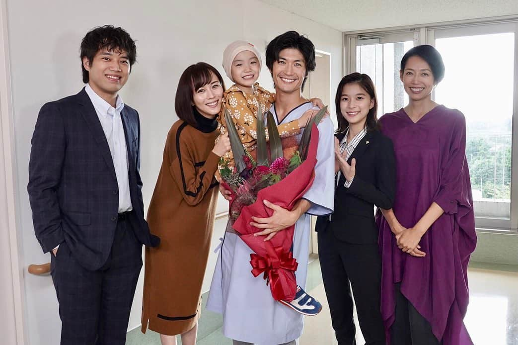 フジテレビ ドラマ「TWO WEEKS」のインスタグラム：「【 最終回！今夜9時〜放送🌈】 「TWO WEEKS」今夜いよいよ最終回‼️ #TWクランクアップシリーズ 👼 です🌸🌸 . 我らが座長！結城大地役の「#三浦春馬」さん😌 「大きな達成感に包まれています。一番は娘というかけがえのない存在のために成長していく一人の男を演じられたことがとても財産になったと思いますし、今まで出会ったことのない感情に出会い、自分の芝居の可能性をこの作品によって広げてもらったなとも思っています。忘れられない20代最後の夏になりましたし、また自分は芝居が好きだなって思える現場をいただけたことをとてもうれしく思います。皆さん、本当にありがとうございました！」 ▶️スタッフから一言 はなちゃんが最後に。パパにお願いがあると口を開き「パパに本当の子供ができるまでずっと娘でいさせてください」と。この親子の絆に😭😭 . #TWOWEEKS #TW #火9ドラマ  #三浦春馬 #稲垣来泉」