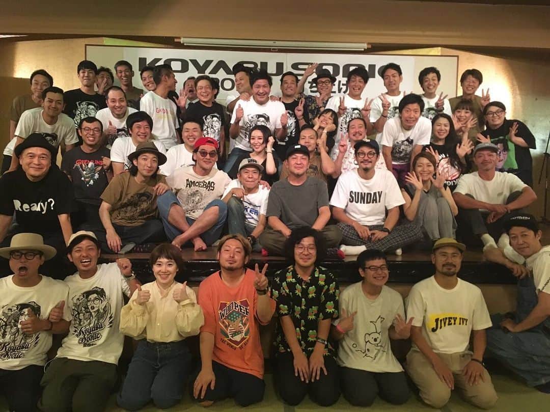 のインスタグラム：「昨日はコヤブソニック最終日！  子供の頃毎日ウォークマン（遊歩人）で聞いてた憧れのアーティストさんと喫煙所でお話させてもらった！ 「ハイポジでBESTテープ作ってました！」とテンション上がって話してしまった事を今後悔してる…  今年も出していただいて小籔さんに感謝です！ 小籔さんありがとうございます！ #コヤブソニック #コヤソニ2019 #打ち上げ」