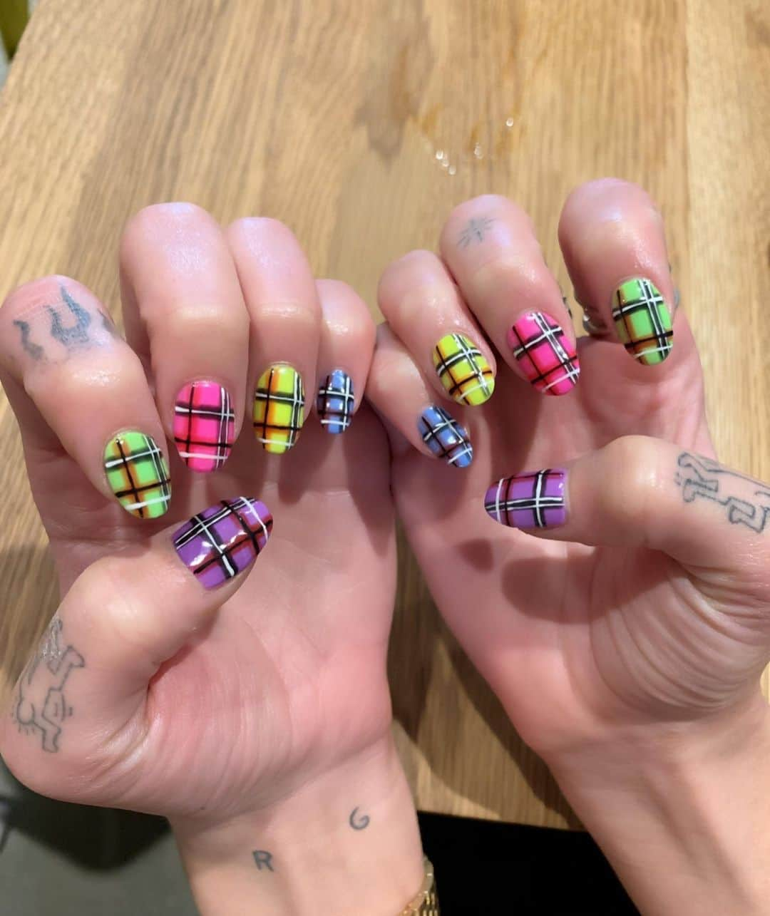 Mei Kawajiriさんのインスタグラム写真 - (Mei KawajiriInstagram)「@dualipa colorful plaids nails for @burberry show💕💅🏻💕 #nailsbymei #DUALIPA」9月17日 11時14分 - nailsbymei