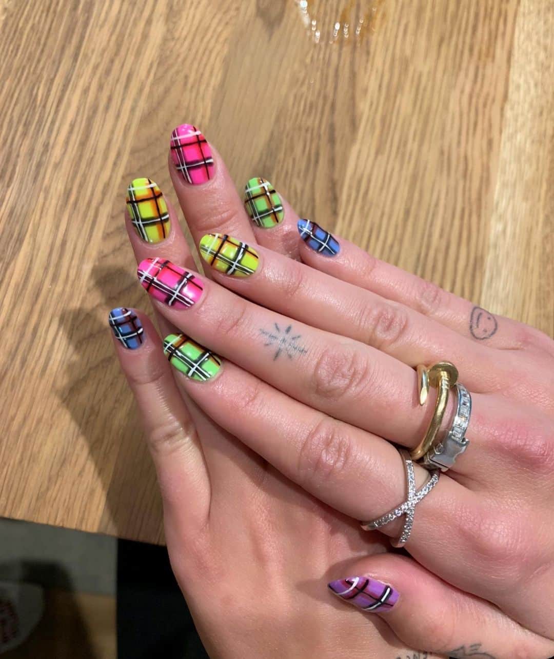 Mei Kawajiriさんのインスタグラム写真 - (Mei KawajiriInstagram)「@dualipa colorful plaids nails for @burberry show💕💅🏻💕 #nailsbymei #DUALIPA」9月17日 11時14分 - nailsbymei