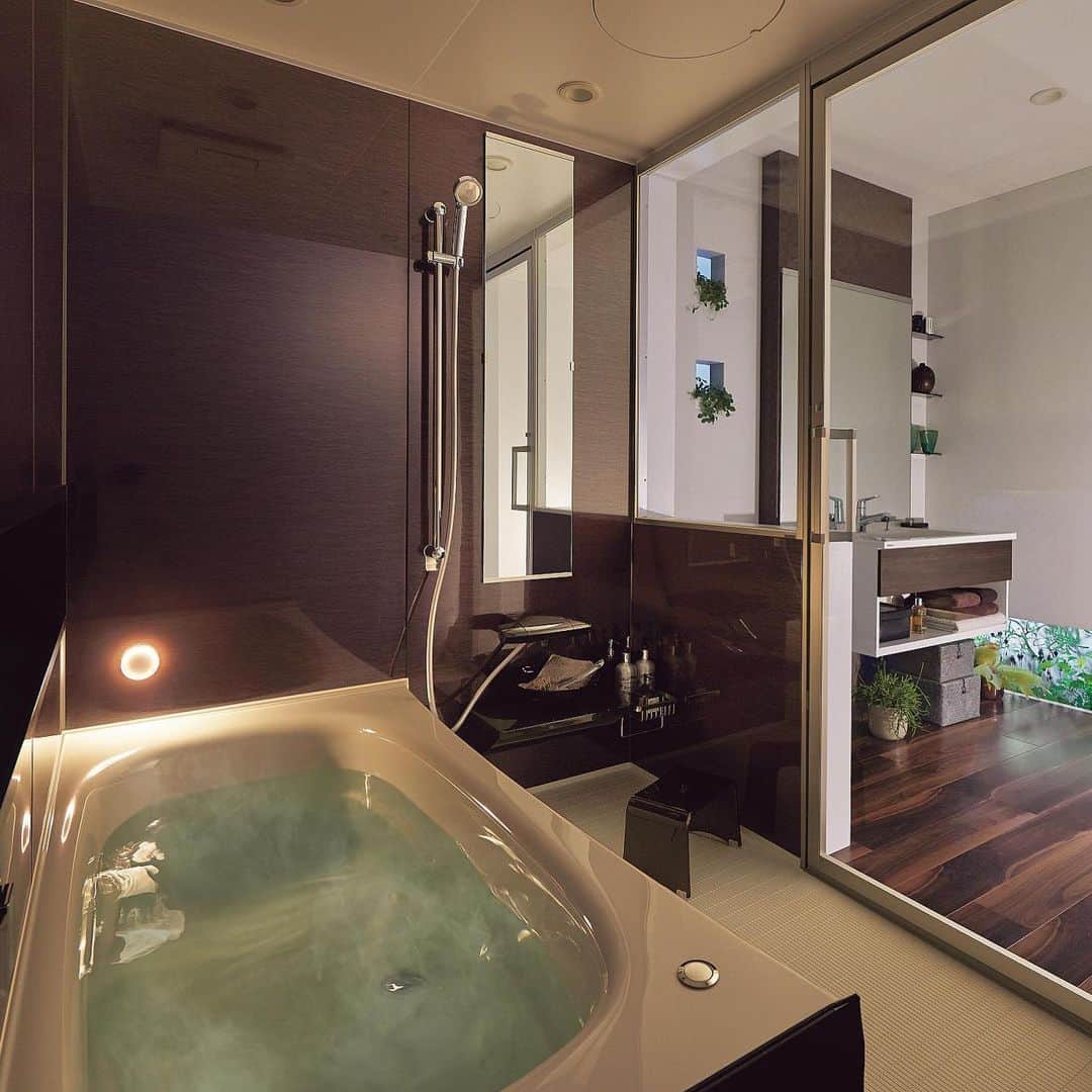 パナソニックのすむすむ さんのインスタグラム写真 - (パナソニックのすむすむ Instagram)「落ち着きある色合いとやさしく灯るあかりに包まれてゆったりとくつろげる。  おそうじのしやすさはもちろん、素材や質感にもこだわったアイテムを選べば、洗面室まで統一感のある美しい空間がつくれます。  #オフローラ #スゴピカ浴槽 #アイスラックブラウン柄 #お風呂 #浴室 #バスルーム #お風呂場 #パナソニックバスルーム #シーライン #洗面室 #洗面台 #水まわり #リノベーション #リフォーム #マイホーム #家づくり #大人の暮らし #憧れの暮らし #大人インテリア #パナソニック #Panasonic #パナソニックリフォーム #インテリア好きな人と繋がりたい #暮らしの道具」9月17日 11時15分 - sumai_panasonic