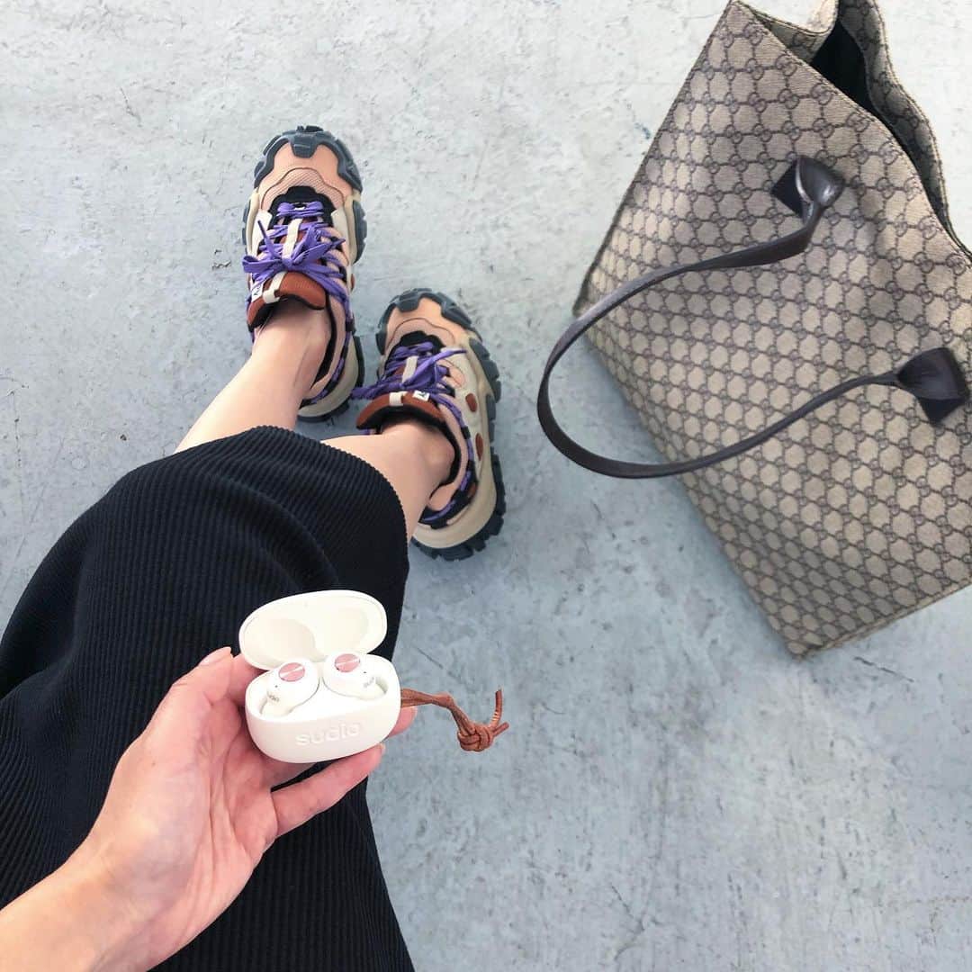 のインスタグラム：「Music is always an essential for me, so I always keep my Tolv hand everywhere;)!! ﻿ ﻿ Thank you @sudio ﻿ ﻿ #sudio #sudiomoments #tolv #wirelessearphones ﻿ ・﻿ ・﻿ ・﻿ ﻿ 今日も一緒𓂈 ˒˒﻿ ﻿ ・﻿ ・﻿ ・﻿ ━━━━━━━━━━━━━━━━━━━━━━━━━━﻿ ﻿ ⚑クーポンコード 「chinatsu」﻿ ﻿ 公式サイトにて全商品15％オフでご購入できるクーポンコードを発行してもらいました。使ってね♩﻿ (有効期限は 11月20日迄)﻿ ﻿ ﻿ ⚑ キャンペーン ﻿ ﻿ ‪8月1日〜10月31日‬の間にイヤホンをご購入いただいた方へ、Sudioオリジナルパスポートケースを先着で無料プレゼントがあるよ。﻿ ﻿ ━━━━━━━━━━━━━━━━━━━━━━━━━━﻿ ﻿ ﻿ #ワイヤレスイヤホン﻿ #イヤホン #音楽好きな人と繋がりたい」