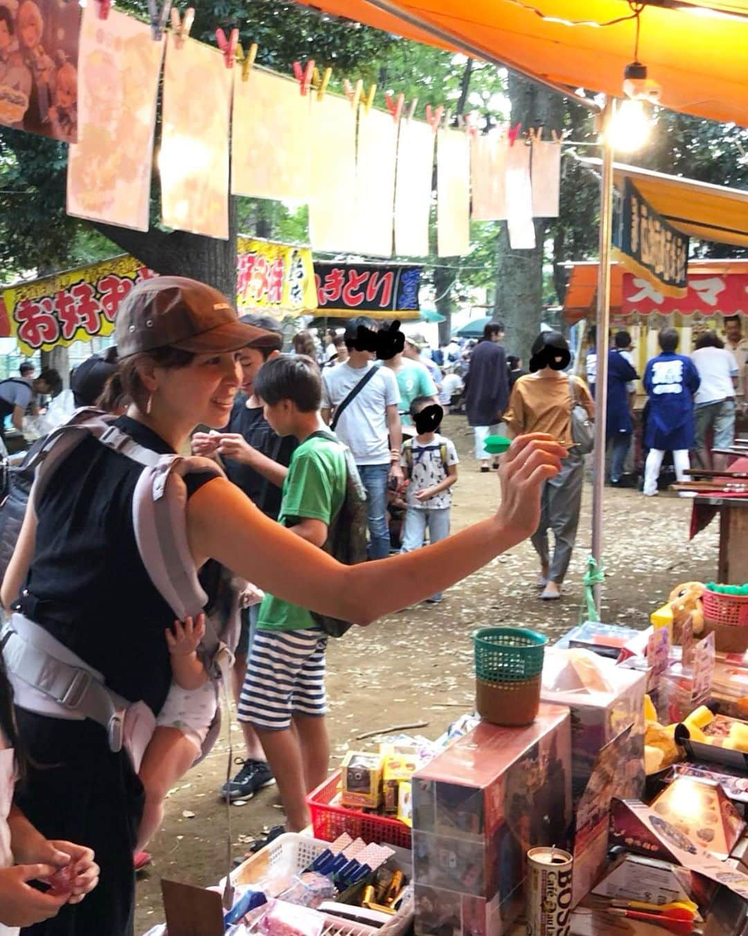 鈴木サチさんのインスタグラム写真 - (鈴木サチInstagram)「連休は祭り三昧。 神輿担いで射的して、たこ焼き食べて^_^ やっぱりお祭りは楽しいね😆😆 最初はグズグズだった怪獣にーさんもノリノリで頑張ってましたよっ！娘の法被短パンロン毛が可愛かった💕(しばるの忘れただけなんだけどねっ😅) 今年はあんまりいろんな所へ連れて行ってあげられなかったけど、子供たちの笑顔が見れて、満足。  #mama #mother #model #kids #family #baby #祭り #親バカ #tokyo #japan」9月17日 11時17分 - sachi_suzuki