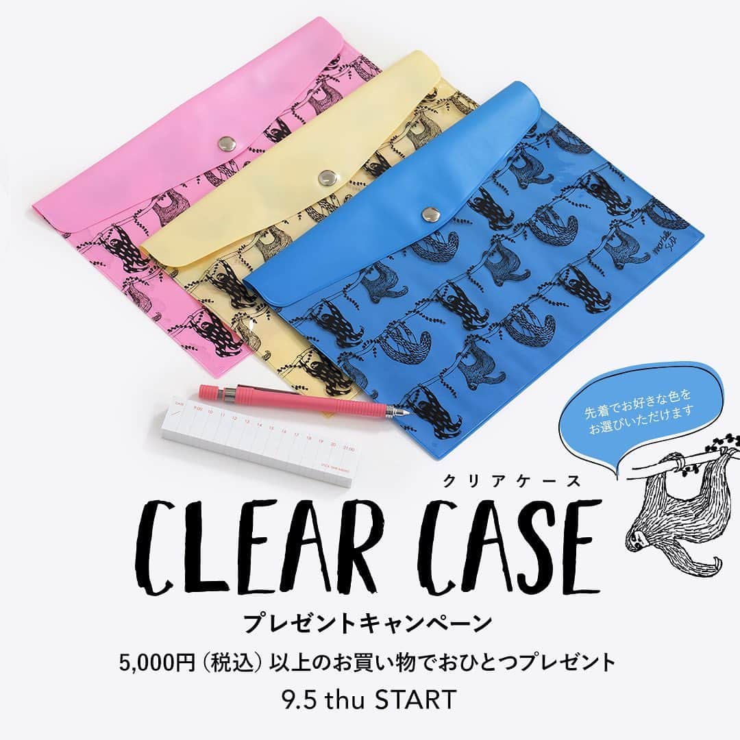 marbleSUD(マーブルシュッド) のインスタグラム：「こちらのイベント開催は終了いたしました。（10/1更新） ・ 【イベント終了間近】現在開催中の秋のノベルティキャンペーン。好評につき、クリアケースのご用意数が残りわずかとなってまいりました。増税前のお買い物と一緒に是非ゲットしてくださいね！ ・ 税込5,000円以上お買い上げのお客様を対象に、ナマケモノが連なった姿が愛くるしい「marble SUDオリジナル クリアケース」（非売品）をおひとつプレゼントいたします☆ ・ ※限定数でのご用意なため、なくなり次第終了いたします。ご了承ください。 ※online shopでご注文のお客さまは、通信欄にご希望のカラー（PINK、CREAM、BLUEいずれか）の記載をお願いいたします。 ・ #marblesud #マーブルシュッド #イベント #文具 #雑貨 #ナマケモノ #ファッション #ポーチ #限定」