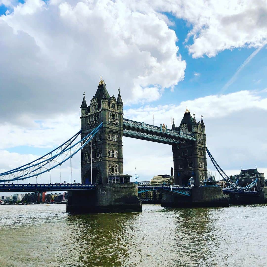 武村八重子さんのインスタグラム写真 - (武村八重子Instagram)「London旅行記❺ . . かの有名なLondon bridgeとかの有名な大英博物館と世界一有名なデパートHarrodsへ👍 . . 正直大英博物館はあんまり面白くなくて😭 私のつまらなそうな顔をご覧あれ🧐 . . Harrodsは何でも売っている‼️と大はしゃぎしてました🤗 やっぱり買い物最高🙌 . #london #londonbridge #harrods #大英博物館 #travel #ヨーロッパ旅行 #travelphotography #travelgram」9月17日 11時24分 - piano_yae