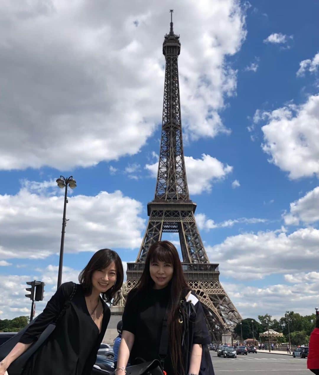 小橋めぐみのインスタグラム：「parisの思い出photo🇫🇷 エッフェル塔の美しさって、格別だなぁと！夜のキラキラ光ってるのも素敵だけれど、昼間の、陽の光に照らされたこの鈍い色も、Parisの街にぴったりで。 ちゃんと近くで見たのは初めてでした。 大好きな泉水さんと❤️ parisの街にて❤️ @izumibon」