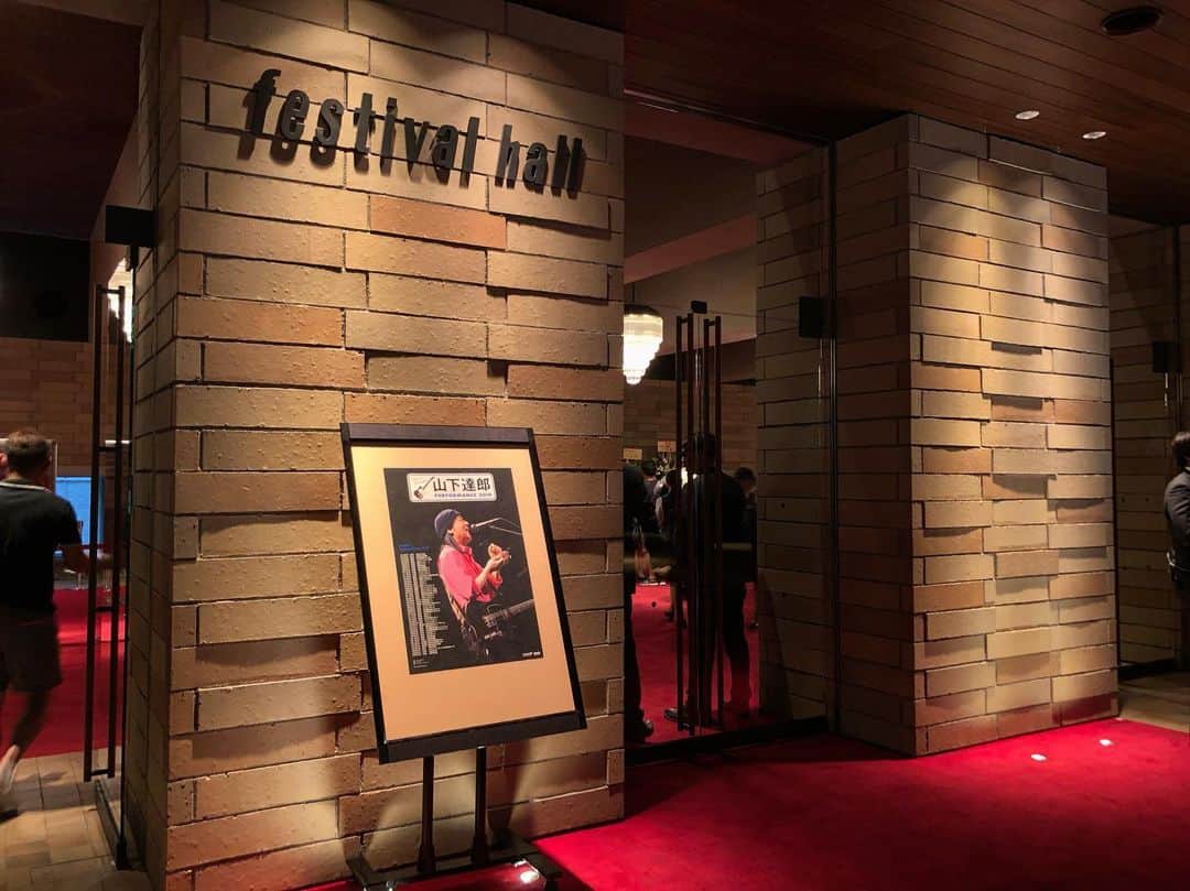土井コマキのインスタグラム：「山下達郎さんから貰ったものが多すぎる。 ラジオDJとしてとかじゃなくて、今の時代を生きる1人の大人として受け取るものが多すぎて、もはやライブレポートするとかそんな範疇じゃない。  派手な演出があるわけじゃない。達郎さんは歌だけで、色んなことを伝えてくれる。昔ながらのお芝居のようなアナログなセット、ワイヤレスを使わず有線の楽器、声。アナログだから余計に伝わってくるのかな、わからない。わからないけど達郎さんから届けられる歌があまりにも素晴らしくて。  今までもたくさんのライブで感動したり、泣いたりしたこともあったけど、でもライブを見て、こんな気持ちになったことがない。あんな風になりたい。あんな声を出したい。あんな歌を歌えるようになりたい（もちろん比喩です）。 自分の持ってるものを全部使って仕事をしたら、あんな人になれるのかな。わからない。でも、それくらいしか自分に出来る事はない。精一杯、まじめに、他者への敬意を持って、生きていきたい。  こんな文、なんのライブレポートにもならない。2019年秋の始まり。」