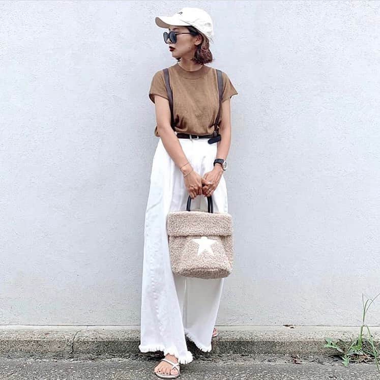 R_fashionさんのインスタグラム写真 - (R_fashionInstagram)「本日の #r_fashion #ラクジョ さん . . まだまだ気温の高い9月、もこもこバッグ👜など小物で季節感を楽しむのが正解です💜 . 半袖ニットもブラウンカラー🧶なら秋の気分にもぴったりですね😘 . . . . . . . . . . . . . . . . . . . . . . . . . . . . . . . .  Repost from @poconyan.co さん ・ ・ ・ 台風一過ですが交通網がストップしてて 今日は臨時休園です🌀😵💥 なにしよーかなぁ😅  @victolieve_karynのふわもこバッグが🆕 ! 優しいベージュに☆デザインがタイプ😍 楽天スーパーセール中なので チェックしてみてね😆💕✨ . . tops @dholic_official bag @victolieve_karyn #楽天roomに載せてます shoes @chuclla_official belt @amerivintage . .」9月17日 12時04分 - rakutenichiba.fashion