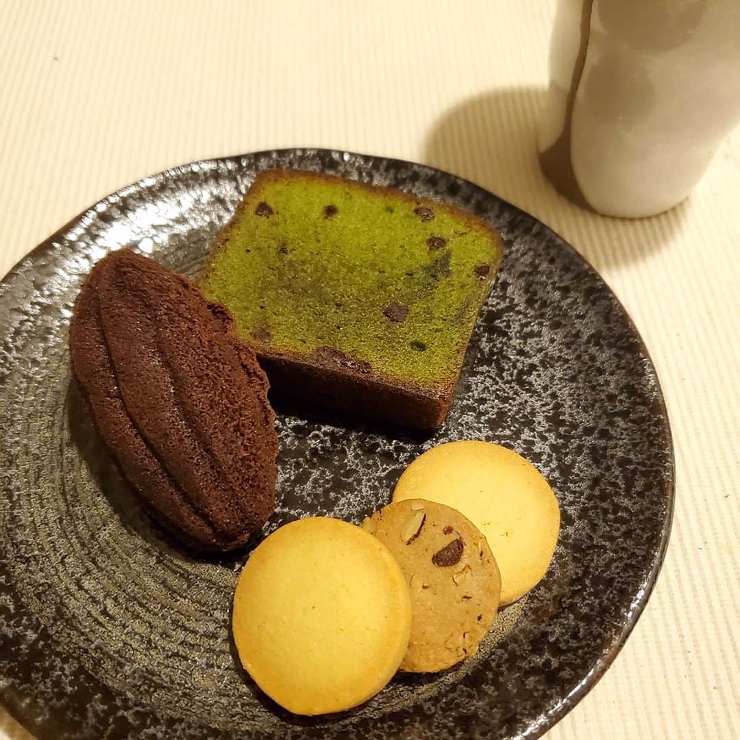 のインスタグラム：「伊勢丹新宿店のアンバサダー🎖️おすすめ 「パティスリー アソートメント」 . ゴディバにはチョコレートを練り込んだ焼き菓子があるのをご存じですか？しっとりなめらかで、新感覚の口当たりです。カカオ豆を型取ったフィナンシェは見た目も可愛く、来客のお茶菓子や、ティータイムに特別感を演出してくれます。フレーバーもたくさんあり、この時期は敬老の日の贈り物にもおすすめです。 . #新食感 #贈り物 #敬老の日 #至福の時間 #期間限定 #お早めに #ゴディバ #フィナンシェ #クッキー #ケーク . === 【GCA】ご紹介🎖️ . Godiva Chocolate Ambassador（GCA）とは、ゴディバを代表する接客のスペシャリストです。 . ゴディバの商品や歴史、チョコレートに関する知識や居心地の良い店舗のご提供など、多くの基準をクリアしたスタッフだけが得られる称号です。 . GCAのおすすめ商品をご紹介していきます😊 . #godiva #GCA #アンバサ ダー #ゴディバ #チョコレート #チョコ #カカオ #限定 #ご褒美 #スイーツ #chocolate #limited #selftreat #sweet #sweets #instasweet #instafood」