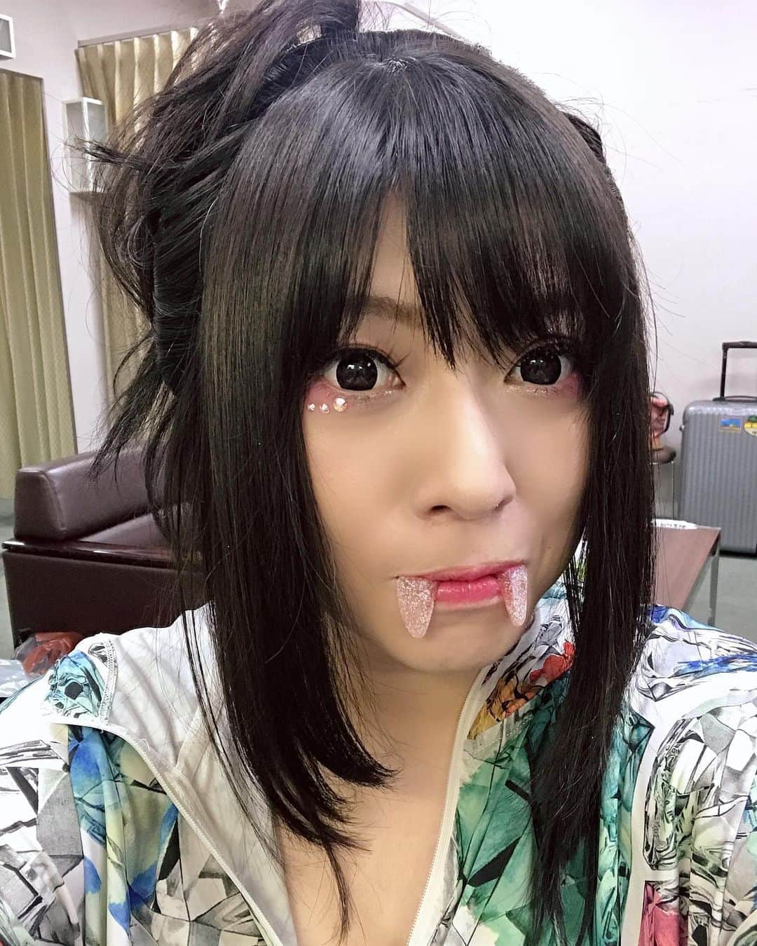のインスタグラム：「みんなもコレやろう。写真待ってるね。 #牙グミ #ハロウィン #fangs #gummy #halloween」