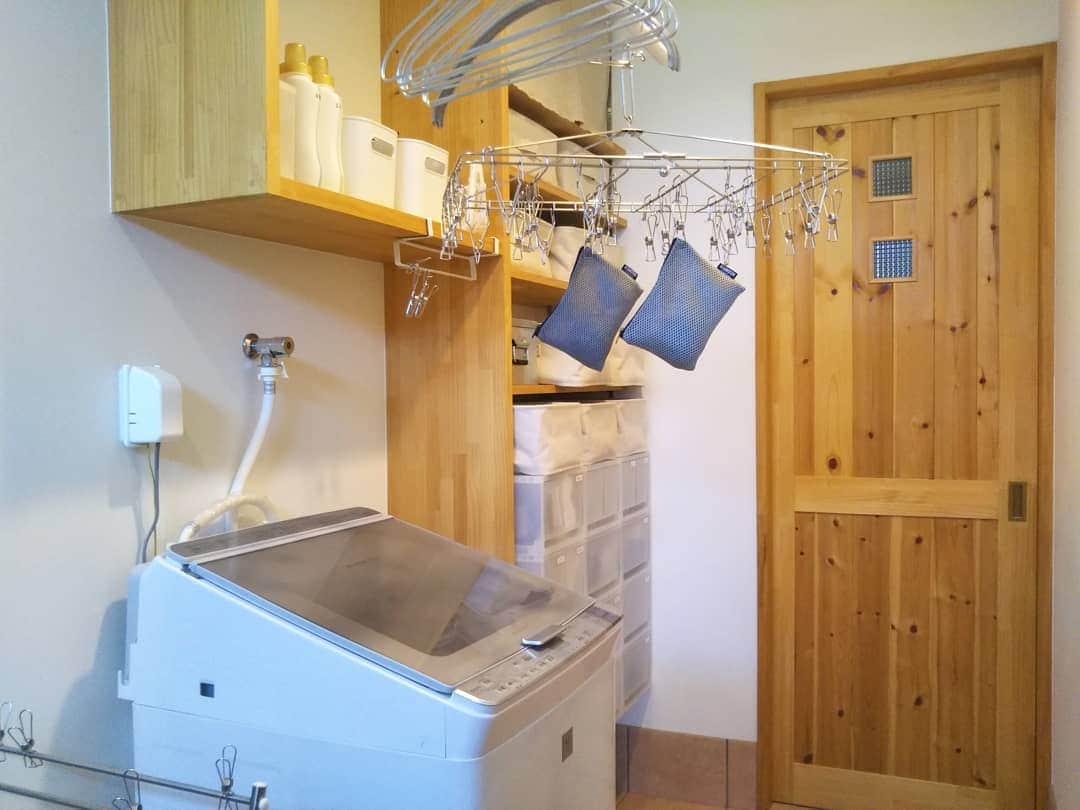 aco.さんのインスタグラム写真 - (aco.Instagram)「2019.9.17  こんにちは☀ 家の中にいると汗をかかない涼しさ、 家事が捗るようになって来ました。 . . . 赤ちゃんを迎えるために ちょっとずつ準備をしています。 #aco出産準備  服の水通しをする前に、昨日は洗濯槽掃除を。  普段、洗濯洗剤代わりに 洗濯槽掃除にも使っている 過炭酸ナトリウムを使っています。  息子が小さい時は 赤ちゃん用の洗剤を買ってみた時期もありましたが 11年振り、二人目となると そこまでしなくて良いのかなーという気もして。  しかも赤ちゃんの服だけ別で洗うとか マメなことしない自信がある😂笑  ただ、息子が小さい時から太ももに湿疹があり 制服の化学繊維が合わないのだと思いますが 洗剤を変えたり、ボディーソープをやめてみたり 何をしても治らなくて、 （ステロイド剤を塗ったときだけマシになるので、 よほど酷いときだけ塗ってます） 安心で身体にも良ければいいなぁと #洗濯マグちゃん が気になっていました。  洗濯機も綺麗になるみたいで 掃除が楽になればいいな〜というのが 一番の本音かも😂  #産後ちょっとでも楽できる仕組みを作りたい . . . 洗濯マグちゃんを試しに買おうかと思いましたが 割高なので、#洗濯マグちゃん自作 にチャレンジ。  マグネシウム粒を買って、 小さい洗濯ネット（丁度いいサイズがなく#ダイソー のメッシュポーチ購入）に入れました。  洗濯中、こぼれたら大惨事なので 排水口ネットを買ってきて2重にしてあります。 （マグネシウム粒がポロリと出ていたので、排水口ネットは網目が細かい物を選び、何重かにすると良さそうです。） . . また、マグネシウム粒はしばらく使うと 黒ずんで来て効果が薄れるらしいですが クエン酸水に浸けると復活するそう。  そういう点でも自作の方が 取り出してメンテナンスできるなぁと。 . . . 私が買った所では マグボール（最後のpicの緑のボール） というのがおまけで付いてきたので お風呂にも入れてみたいなぁと思ってます。 #水素浴  #楽天ROOMに載せてます → @aco.chaaaaan . .」9月17日 12時07分 - aco.chaaaaan