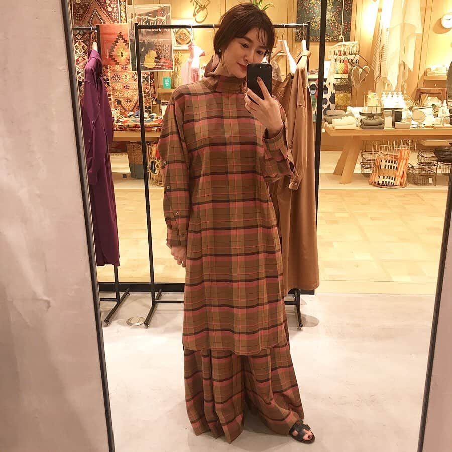 のインスタグラム：「ブランドデビュー以来 気になっていた LE PHIL @lephil_official  ADOREのセカンドラインということもあり 上品で女性らしい デザインや素材感✨ あれもこれも欲しくなってしまったけど ビジュアルにもなっている チェックのセットアップに☺︎ 単品使いもできるし ブラウン×ピンクのチェックに 一目惚れしてしまった❤︎ shopは新宿のNEWoMANにあって 29日までは日本橋高島屋 新館3階で POP UPをやってるみたい✨ チェックしてみてね☺︎ #lephil #fashion #adore #popupshop」