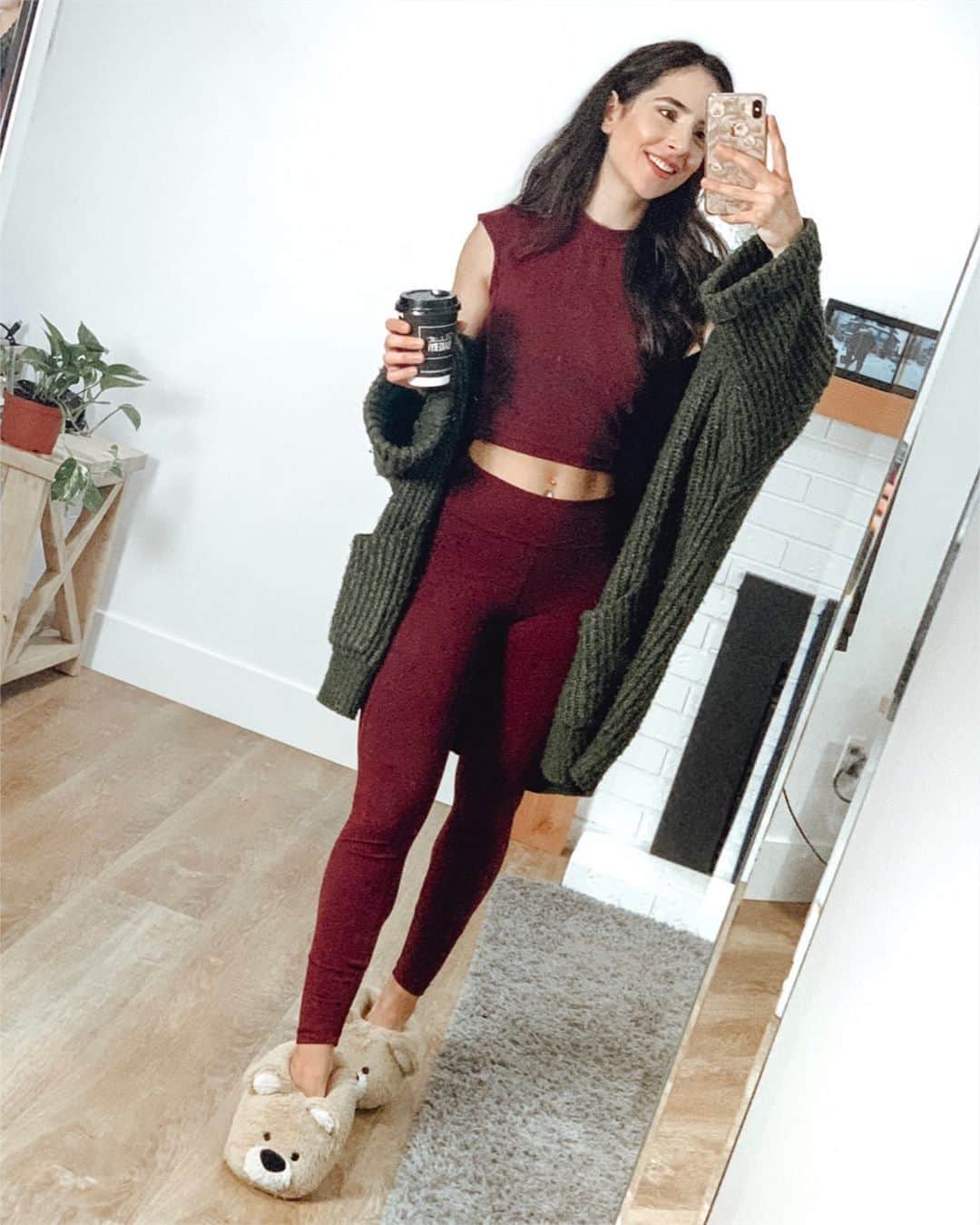 Sarah Ramadanのインスタグラム：「🍂a million-dollar business idea: ⠀⠀ a cozy + coffee convention. we dabble in fitness, but mainly stick to slipper socks, almond milk lattes, and soak up cool convos and dog memes. you can enter into the convention for free if you bring your dog. in fact, I pay YOU if you bring your dog🐶🐶🐶 ⠀⠀ that’s basically my profitable business idea, do you think dragon den would invest?? would YOU come?? 😜 ⠀ outfit is from @lululemon 💜」