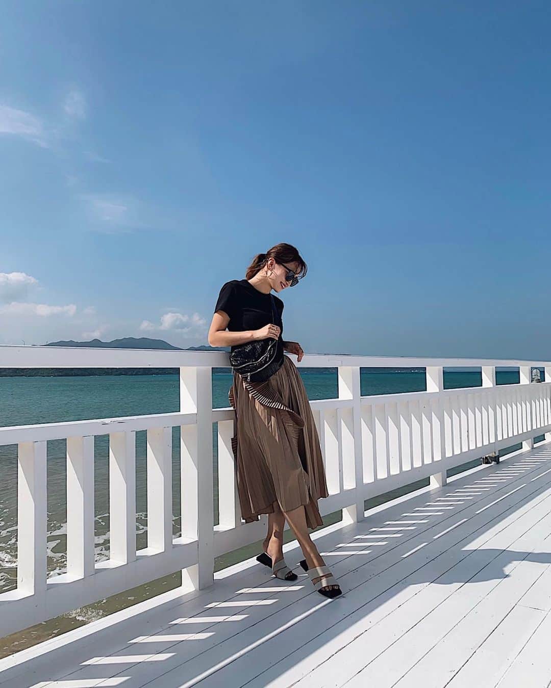 のインスタグラム：「朝食の後にお散歩✨ 青い空に青い海。 見るもの全部綺麗すぎて ひたすら感動🥺💓ㅤㅤㅤㅤㅤㅤㅤㅤㅤㅤㅤㅤㅤ ㅤㅤㅤㅤㅤㅤㅤㅤㅤㅤㅤㅤㅤ 明日18日発売の ◾︎ ｱｼﾒﾌﾘﾙﾌﾟﾘｰﾂｽｶｰﾄ【BEG】ㅤㅤㅤㅤㅤㅤㅤㅤㅤㅤㅤㅤㅤ ずらしたヘムライン、 端正な表情のプリーツテクニックの中にフリルを融合させ遊び心を持たせた１枚😎ㅤㅤㅤㅤㅤㅤㅤㅤㅤㅤㅤㅤㅤ コーディネートの主役を飾る 気分の上がるスカートに 仕上げました😌✨ㅤㅤㅤㅤㅤㅤㅤㅤㅤㅤㅤㅤㅤ TOPSをシンプルにしても◎ このボリュームがとっても 可愛いんだ🥺ㅤㅤㅤㅤㅤㅤㅤㅤㅤㅤㅤㅤㅤㅤㅤㅤㅤㅤㅤㅤㅤㅤㅤㅤㅤㅤ @okumaprivatebeachandresort  ㅤㅤㅤㅤㅤㅤㅤㅤㅤㅤㅤㅤㅤ  #laviedeleory#leory#LeoryxEBLÓA #ラヴィドゥレオリー#レオリー#レオリーエブロア#沖縄#奥間#オクマビーチ#arisa_fashion」