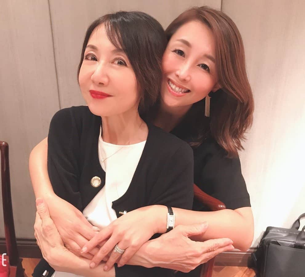 奈美悦子さんのインスタグラム写真 - (奈美悦子Instagram)「久しぶりにお会いできて嬉しかった〜❣️ いつも素敵なゆっきーさん。#ご飯会#お久しぶり#美味しい時間#素敵な女性 #今夜は中華料理」9月17日 23時17分 - nami.etsuko
