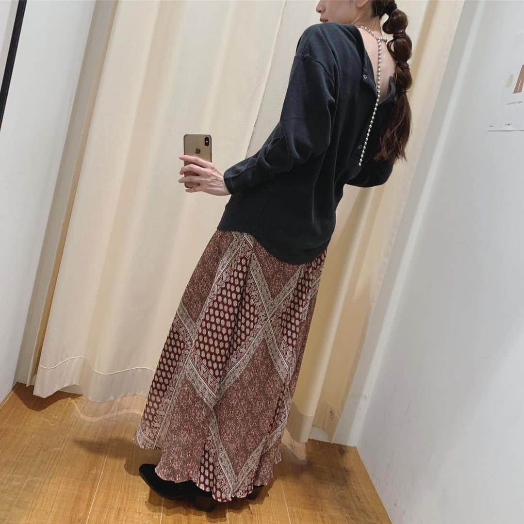 ungrid_minamiのインスタグラム：「. このスカートずーと気になってる🤔 ストンとおちるシルエットがかわいいんだよな♡ @ungrid_official @ungrid_staffsnap #Ungrid #アミュプラザ博多」