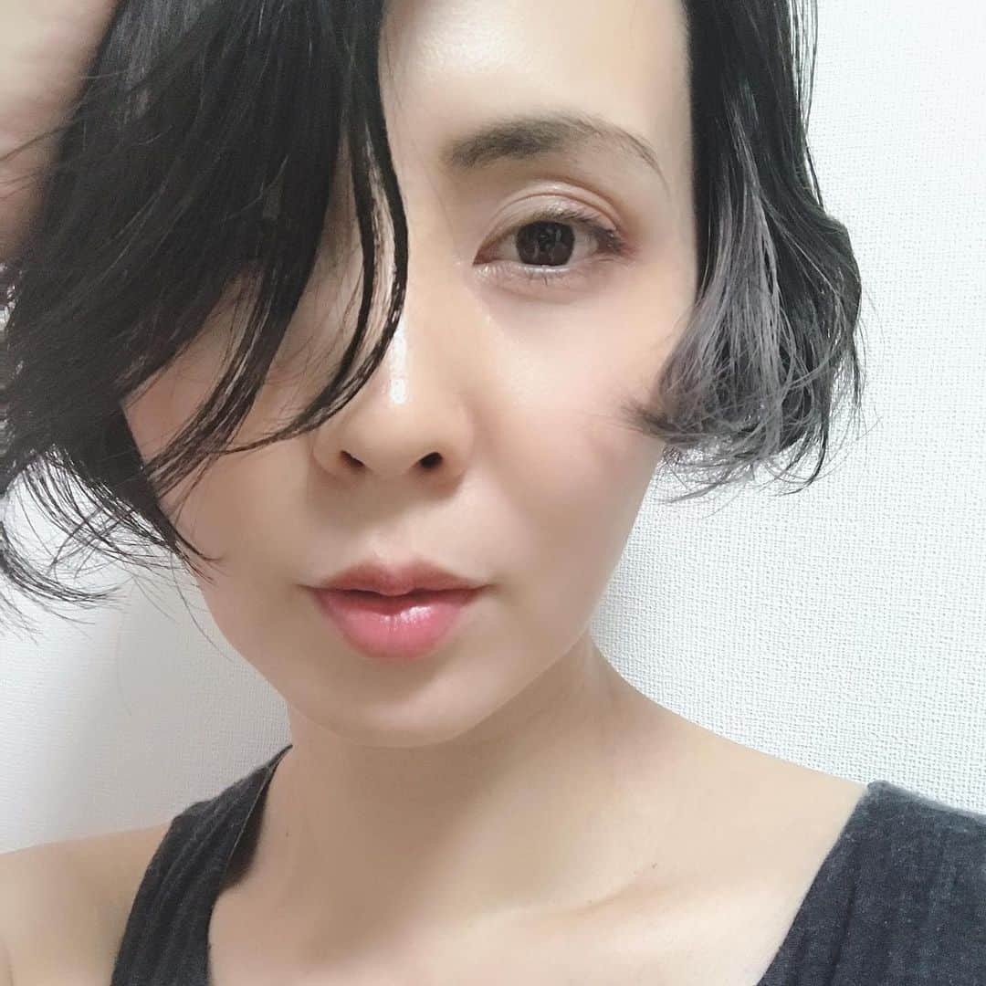 緒月遠麻さんのインスタグラム写真 - (緒月遠麻Instagram)「☺︎ ちょっぴり グレー🐭  #ヘアチェンジ 髪型変える度 このポーズで写真撮ると決めてます。笑  #寒いのにタンクトップ #緒月遠麻」9月17日 21時54分 - toma_ozuki