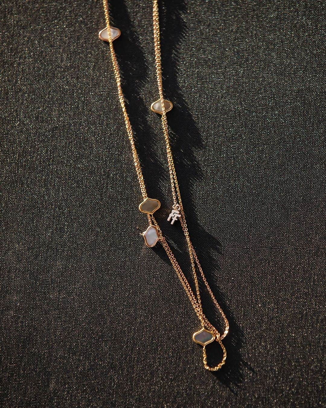 フォリフォリさんのインスタグラム写真 - (フォリフォリInstagram)「A long necklace with small delicate details is always a good idea! Discover Mod Princess jewellery in-store and online. #follifollie」9月17日 22時07分 - follifollie
