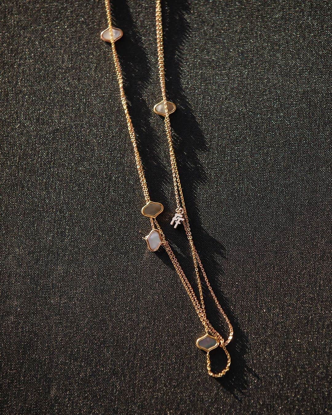 のインスタグラム：「A long necklace with small delicate details is always a good idea! Discover Mod Princess jewellery in-store and online. #follifollie」