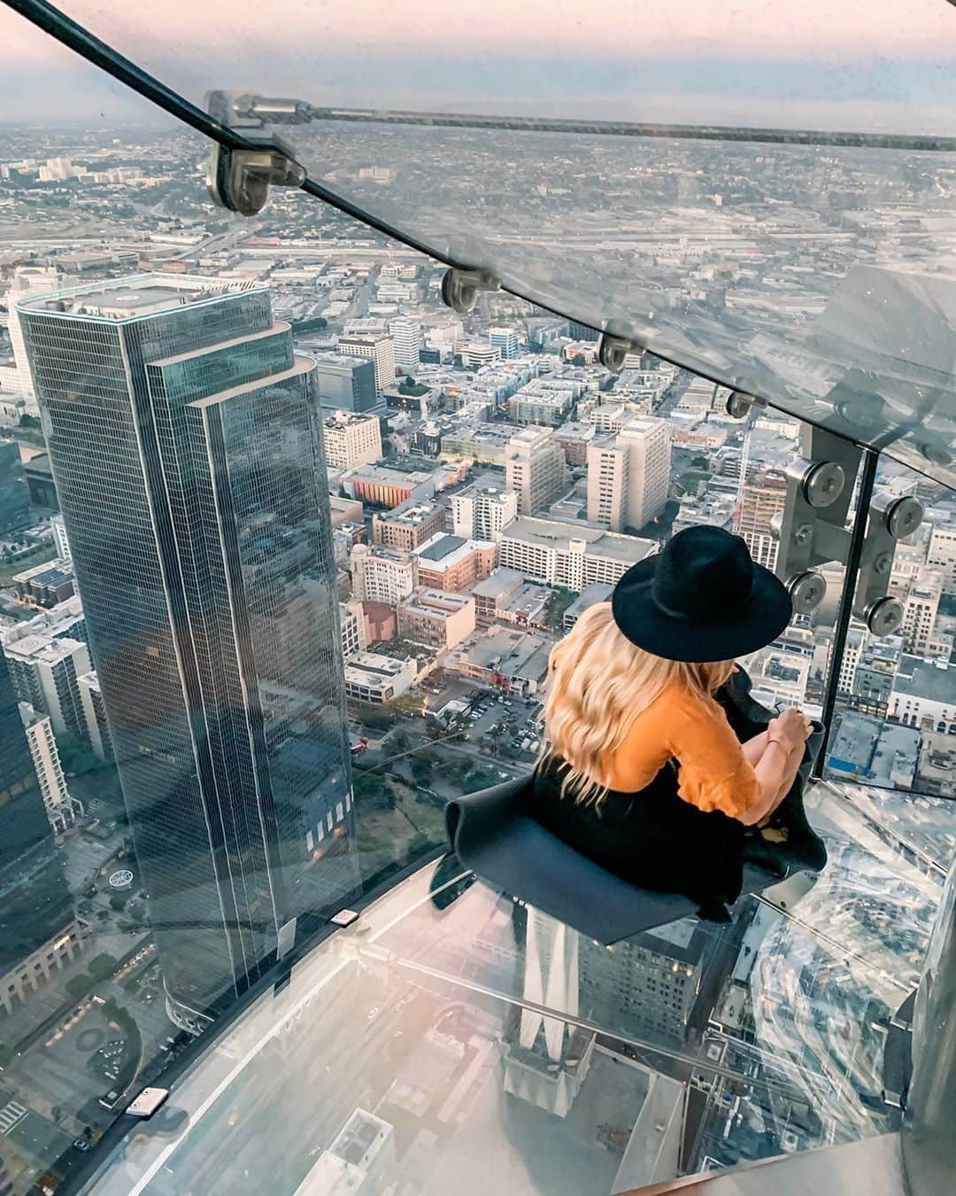 Visit The USAさんのインスタグラム写真 - (Visit The USAInstagram)「Skyspace Los Angeles offers incredible panoramic views of the city. And while you're there definitely take a ride down the 45-foot enclosed glass slide! 🏙️ 📷: @roxwoolley #visittheusa」9月17日 22時00分 - visittheusa