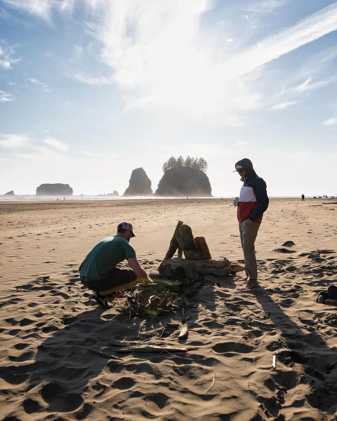 エディー・バウアーさんのインスタグラム写真 - (エディー・バウアーInstagram)「#EBContributor @nickrlake here again! One of the best parts about camping is eating around the campfire, but often on backpacking trips we settle for eating dehydrated meals in order to save weight.  However, when camping along the Washington Coast, because the trails are often very short, bringing a few extra conveniences can go a long way towards eating like kings and queens.  So with that in mind, we hauled out a dutch oven, some fresh vegetables, and a pile of lentils along with us and had a delicious lentil stew cooked over an open flame.  Here’s how you can copy this meal for your next beach camping adventure:⁣ ⁣ *Be sure to chop and dice all your ingredients before you go so you can just add it to the pot--a little prep at home goes a long way at camp.⁣ ⁣ 1. Cube 2 slices of thick cut bacon or pork belly and pack it in its own container. Then dice ½ onion and mince 1 garlic clove and pack this in a separate container.  Next Cube 3 potatoes into ¼ inch pieces, chop 2 celery stalks, 2 carrots, and chop 1 bunch of parsley, packing them up in a third container.  Combine a good amount of salt and pepper in its own container as well.⁣ ⁣ 2. Next you’ll need about 2 tablespoons of olive oil (individual packets are really useful for packing in and out), 4 tablespoons of balsamic vinegar, 3-4 cups of vegetable (or chicken) stock, and ½ cup red or yellow lentils.  Pack these up all separately.⁣ ⁣ 3. When you get to camp and get your campfire or charcoal fire set up and hot, place the dutch oven directly on the hot coals and add the olive oil and bacon, letting the bacon brown.⁣ ⁣ 4. Add onion and garlic and cook until translucent (usually a minute or two)⁣ ⁣ 5. Add the lentils and stir.  Then add the balsamic vinegar and deglaze the pot by scraping around the bottom.⁣ ⁣ 6. Add the carrots, celery, potatoes, and stock, and simmer until the lentils and potatoes are cooked (roughly 15 minutes)⁣ ⁣ 7. Season with salt and pepper, garnish with parsley and bon appetit!⁣ ⁣ What are some of your favorite camp recipes? Feel free to share in the comments! #whyihike #liveyouradventure」9月17日 22時00分 - eddiebauer