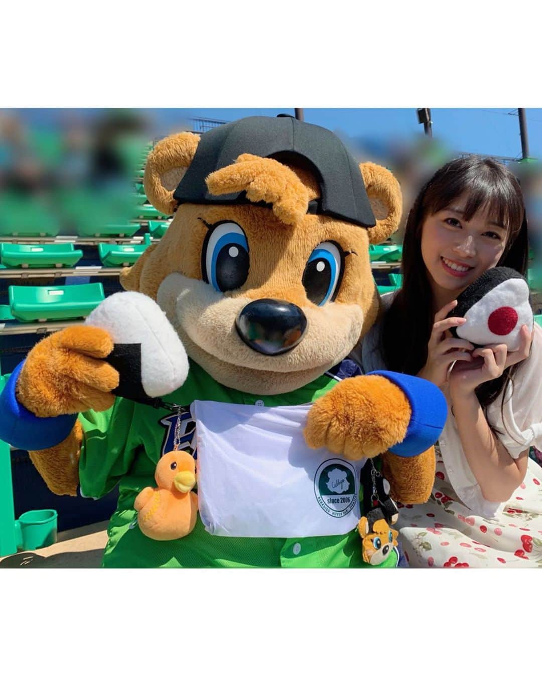 牧野真莉愛さんのインスタグラム写真 - (牧野真莉愛Instagram)「♡ ♡ 鎌ケ谷スタジアムへ行きました💚2019.09.06(金) 🐻🍙 カビーちゃん、あそびにきてくれました🐻 🐻🍙 カビーちゃんのサコッシュかわいいね︎💕︎ カビーちゃん、サコッシュの中から･･･→🍙🍙。 まりあにくれました🍙おにぎり。 カビーちゃんおにぎりだいじだから、 「おにぎりしまう？」ってまりあききました。 うん︎💕︎ってカビーちゃん🐻 🐻🍙 まりあはカビーちゃんにプレゼントしましたのて。なーに？ などなど･･･ ひみつのカビーちゃんのおはなし🐻💚おしまい ♡ ♡  #lovefighters #北海道日本ハムファイターズ #鎌ケ谷スタジアム #gaorasports #カビー ちゃん🐻💚 #モーニング娘19 #morningmusume19」9月17日 22時02分 - maria_makino.official