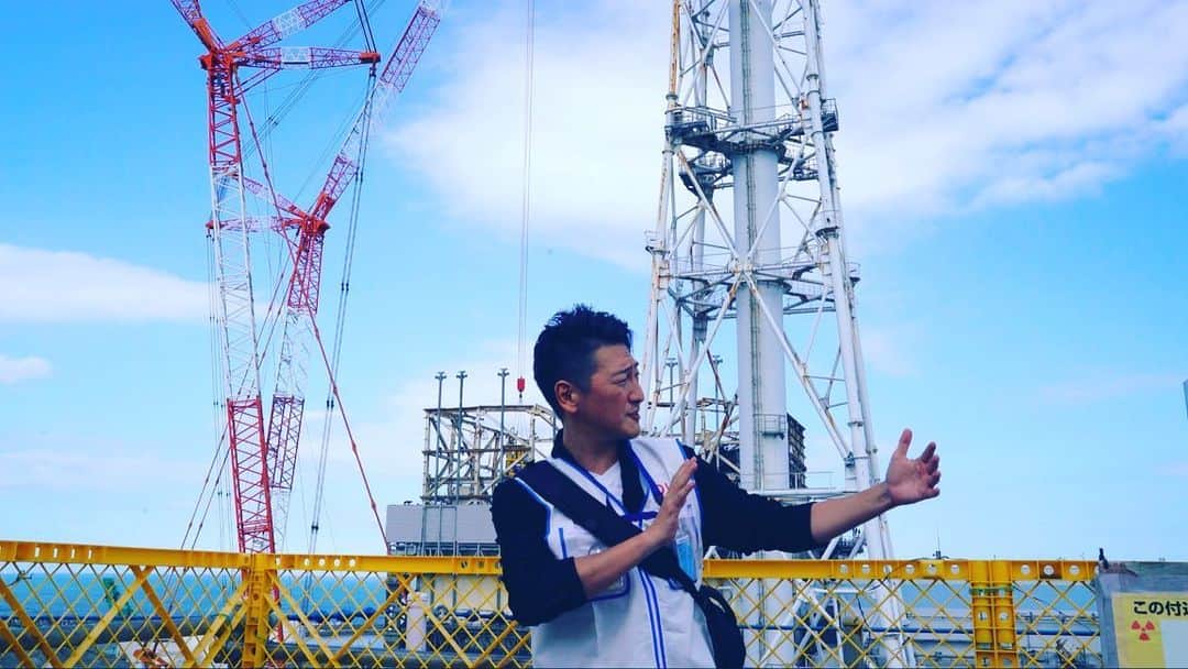 堀潤のインスタグラム：「東京電力福島第一原発の取材が終わった。これから東京。写真は１号機。溶けた燃料の取り出しに向けた調査のためまずはがれきの撤去。遠隔操作での作業。僕が立っているのは建屋から１００m付近の高台。防護服が必要な場所は今では敷地全体のうち４%程。ここの線量は1時間あたり０.１１ミリシーベルト。」