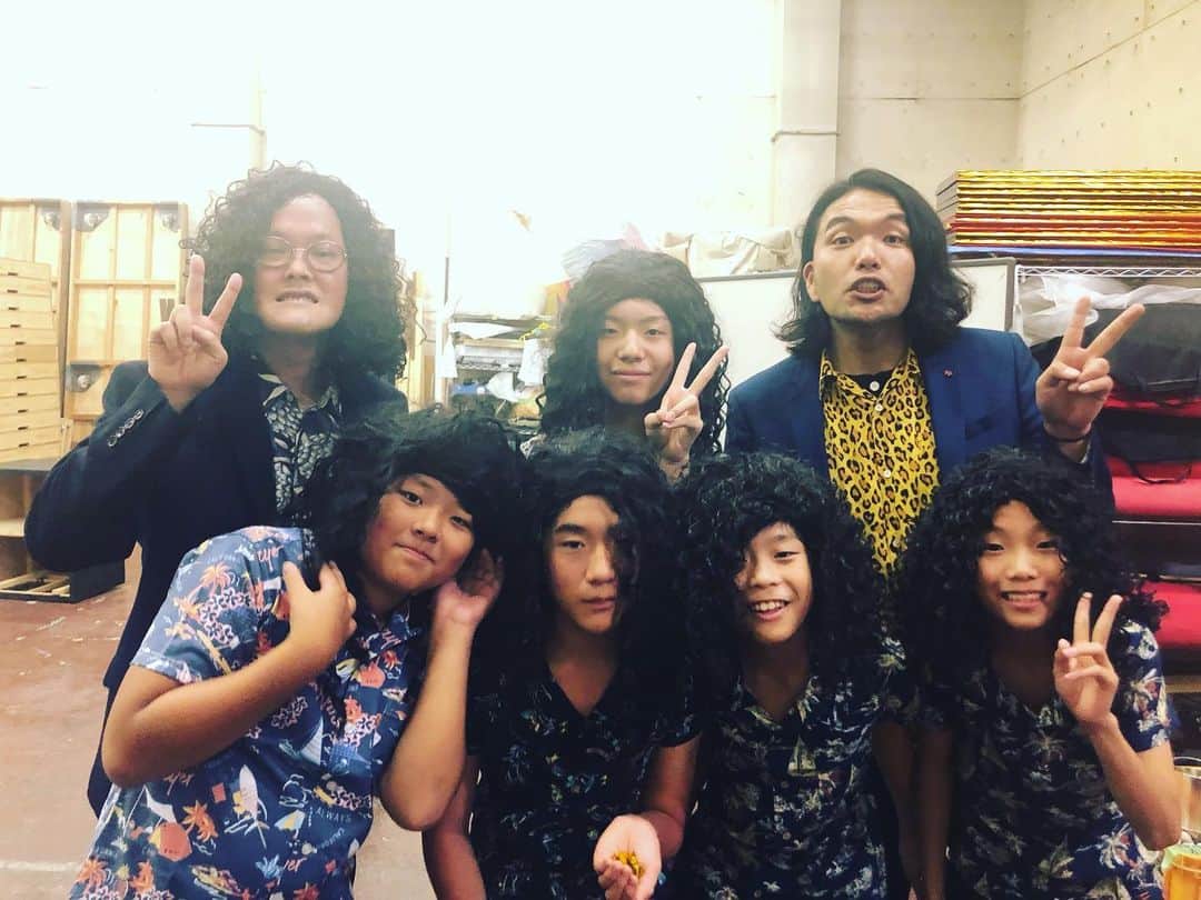 のインスタグラム：「#INADA LIVE #稲田さんとユニット漫才 #途中から盛山チルドレン #全員盛山 #ソバージュのカツラ #柄シャツ #コスプレ荒すぎるやろ #稲田さんお一人ですげぇぜ #アインシュタイン #いなだま」