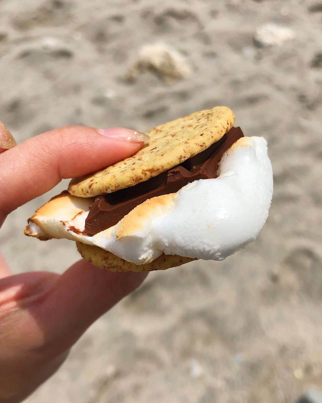 のインスタグラム：「☺︎ ・ BBQといえばS'MORE✌︎ てくらいすき♥️ ・ とろんとろんのマシュマロとチョコが 最高に美味しい。。 ・ アメリカでBBQする時いつも食べよって マコの中ではこれ食べんと終われんよ😗♡ ぜひ作ってみて~ ・ #沖縄 #沖縄旅行 #海 #ビーチ #bbq #smore」