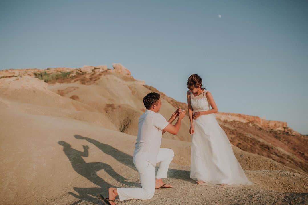 ᴱᴸᵞさんのインスタグラム写真 - (ᴱᴸᵞInstagram)「𝓁ℴ𝓋ℯ ♡ʾʾ ㅤㅤㅤㅤㅤㅤㅤㅤㅤㅤㅤㅤㅤ 撮影の終盤。 海辺のslopeをずっとずっと歩いた所で撮影してたら、 まさかのサプライズ✨✨ 今でもこの時の事を考えるとグッときて 泣きそうになります。。 カメラマンさんも演技がお上手でした笑 Jakeありがとう❤️💍 . #malta #goldenbay #honeymoon #couple #weddingphotos #weddingdress #proposed #proposal #couplegoals #マルタ #ハネムーン #ウェディングフォト #前撮り #ウェディングドレス #カップル #夫婦 #プロポーズ #みんなのウェディング」9月17日 22時15分 - diary___ely