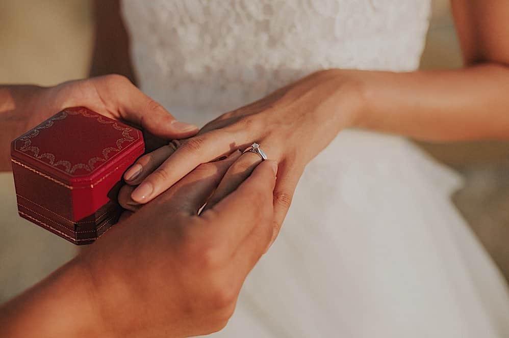 ᴱᴸᵞさんのインスタグラム写真 - (ᴱᴸᵞInstagram)「𝓁ℴ𝓋ℯ ♡ʾʾ ㅤㅤㅤㅤㅤㅤㅤㅤㅤㅤㅤㅤㅤ 撮影の終盤。 海辺のslopeをずっとずっと歩いた所で撮影してたら、 まさかのサプライズ✨✨ 今でもこの時の事を考えるとグッときて 泣きそうになります。。 カメラマンさんも演技がお上手でした笑 Jakeありがとう❤️💍 . #malta #goldenbay #honeymoon #couple #weddingphotos #weddingdress #proposed #proposal #couplegoals #マルタ #ハネムーン #ウェディングフォト #前撮り #ウェディングドレス #カップル #夫婦 #プロポーズ #みんなのウェディング」9月17日 22時15分 - diary___ely
