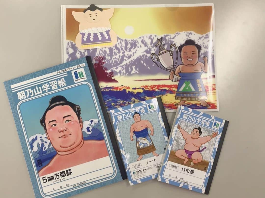 のインスタグラム：「朝乃山関のご両親から 素敵なプレゼントをいただきました☺️❣️ . 秋場所初日から発売された #ショウワノート さんとのコラボ学習帳📚 . . 可愛すぎる、、！！ (新聞でめっちゃ気になってたやつだ、、！！) . . 勿体無くて即飾りましたが ぜひ使ってくださいと言っていただいので 大切に使おうと思います📖♡ . #朝乃山 #朝乃山関  #今日も白星 #これで8勝2敗 #勝ち越し #富山のスター #令和初優勝 #学習帳  #チューリップテレビ #Nスポ」