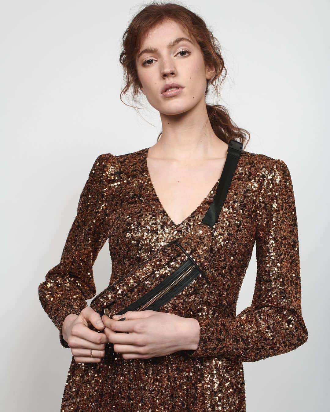 のインスタグラム：「Un sac banane ? Oui mais en sequins ✨ Découvrez notre Sac Banane en boutique et en ligne. Tap to buy ! . Belt bag ? Yes but sparkling ! ✨ Discover our Belt Bag in store and online. Tap to buy !」