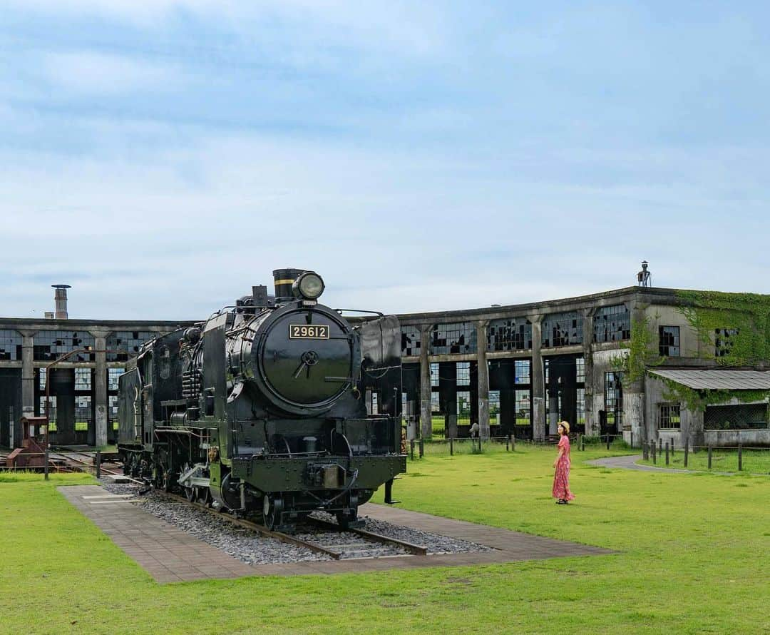 詩歩さんのインスタグラム写真 - (詩歩Instagram)「🛤﻿ ﻿ 旧国鉄機関庫の廃墟。﻿ Abandoned roundhouse in Oita, Japan.﻿ ﻿ 1934年に開通し、旧国鉄久大線の拠点として活躍した蒸気機関車の機関庫です。﻿ ﻿ 1970年に廃止されてからそのまま50年に渡り残されてて、その姿はすっかり廃墟に…﻿ ﻿ 第２次世界大戦中には軍事拠点になっていたので、﻿ 機銃掃射を受けた生々しい爪痕も残っています。﻿ ﻿ （実は廃墟好きなわたくし、けっこうテンションあがっちゃいました…！）﻿ ﻿ 機関庫の中までは入れないけど、公園は24H出入りできるので、星空とSL一緒に撮影したら、銀河鉄道の夜的な光景になるんだろうなあ😍﻿ ﻿ 次は夜訪れてみたいな🌌﻿ ﻿ ﻿ ﻿ ✈️お仕事で大分県を巡りました！写真はこのTagでアップしていきます﻿ #shiho_oita﻿ ﻿ ﻿ 📍旧豊後森機関庫／大分県　玖珠町﻿ 📍Bungomori Kikanko／Oita Japan﻿ ﻿ ﻿ ﻿ ©詩歩／Shiho﻿」9月17日 22時13分 - shiho_zekkei