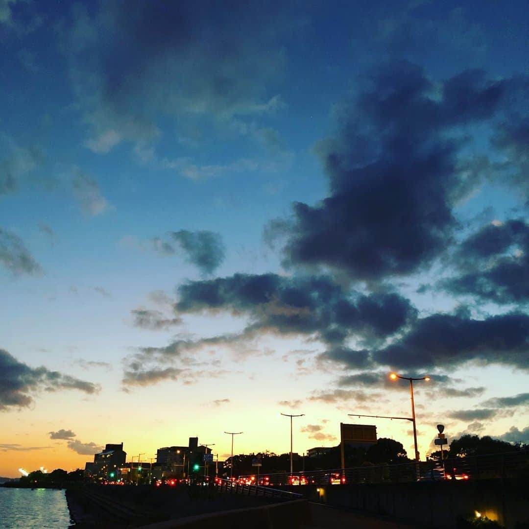 鈴木みのるさんのインスタグラム写真 - (鈴木みのるInstagram)「under the same sky... 日没直後の昼と夜の境目。ほんの僅かな時間だけ見れる空。。」9月17日 22時24分 - suzuki.d.minoru