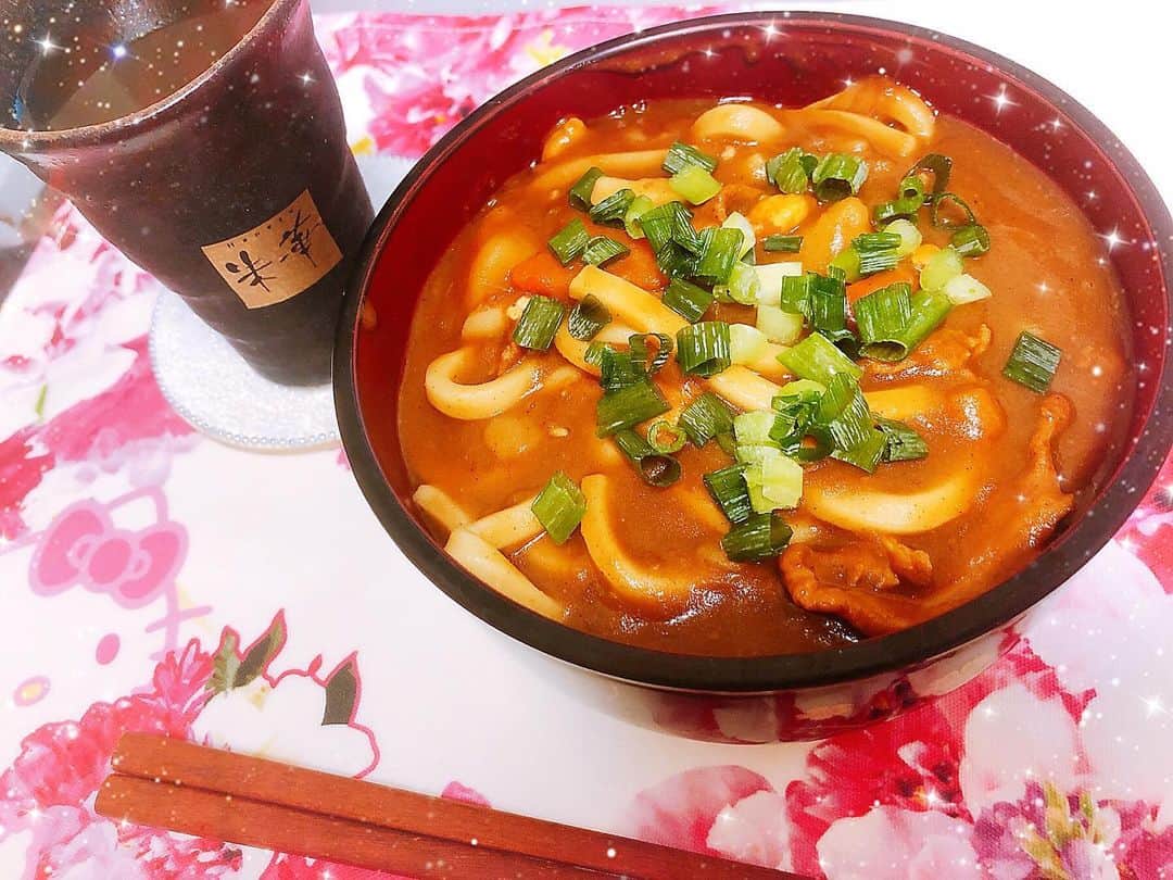 のインスタグラム：「こんばんみ🐰💓カレーいっぱい作ったので久しぶりにカレーうどんにしました♡カレーうどん大好きなんだ🥰トロトロにあいりん好みにできた😋✨ #あいりんクッキング#カレー#カレーうどん#中辛#サラダ#料理#手料理#自炊#クッキング#夜ご飯#晩ご飯#夕食#おうちごはん#自分ご飯#요리#作るの好き#自炊女子#煮込む#寝かせた#食いしん坊#お腹ペコリン部 #cooking#delicious#yummy#followme#instadaily#instalike#pleaselike#pleasefollow」