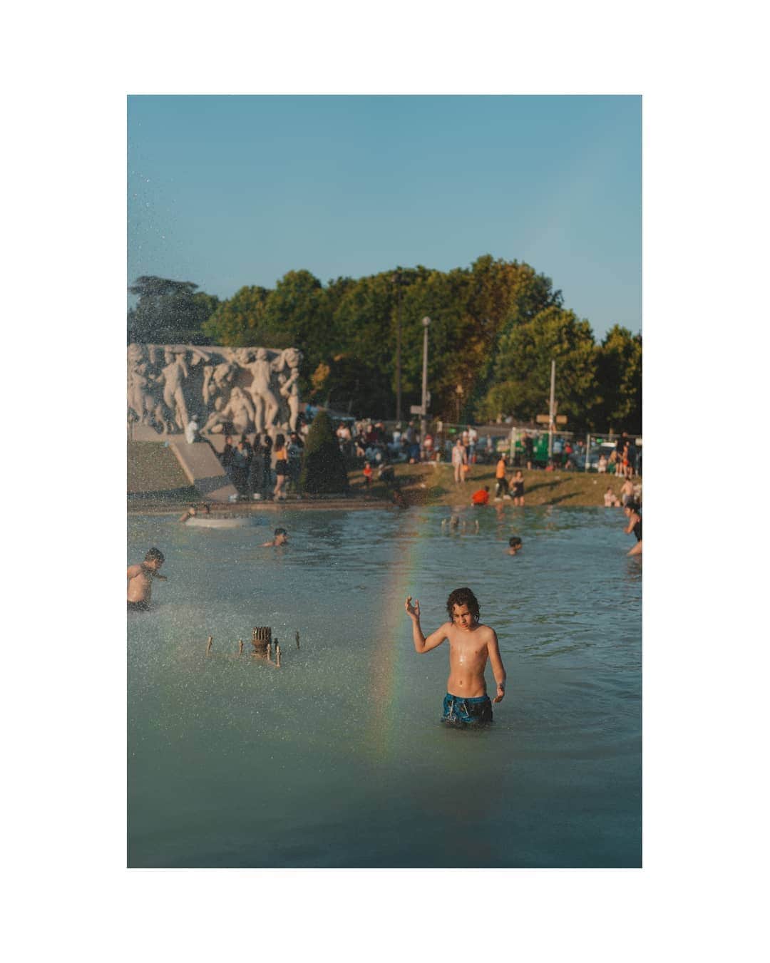 Putri Anindyaさんのインスタグラム写真 - (Putri AnindyaInstagram)「Trocadéro in summer // it was hot and full of life at the same time. I thought summer would be bad because of many tourists yet it brings so much joy to see them having fun in the heat. I took my chance to walk around here with @mini_tuk with my camera. Here is the reminder for me about summer in Paris. . . Taken with @sonyalpha_id #a7iii #55mmf18za #sonyalpha_id #sonyalpha」9月17日 22時20分 - puanindya