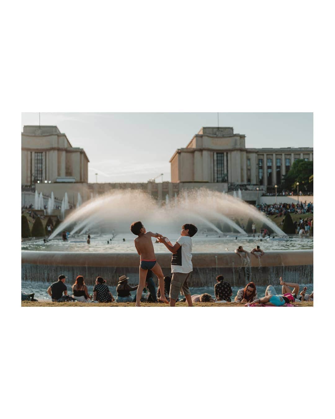 Putri Anindyaさんのインスタグラム写真 - (Putri AnindyaInstagram)「Trocadéro in summer // it was hot and full of life at the same time. I thought summer would be bad because of many tourists yet it brings so much joy to see them having fun in the heat. I took my chance to walk around here with @mini_tuk with my camera. Here is the reminder for me about summer in Paris. . . Taken with @sonyalpha_id #a7iii #55mmf18za #sonyalpha_id #sonyalpha」9月17日 22時20分 - puanindya