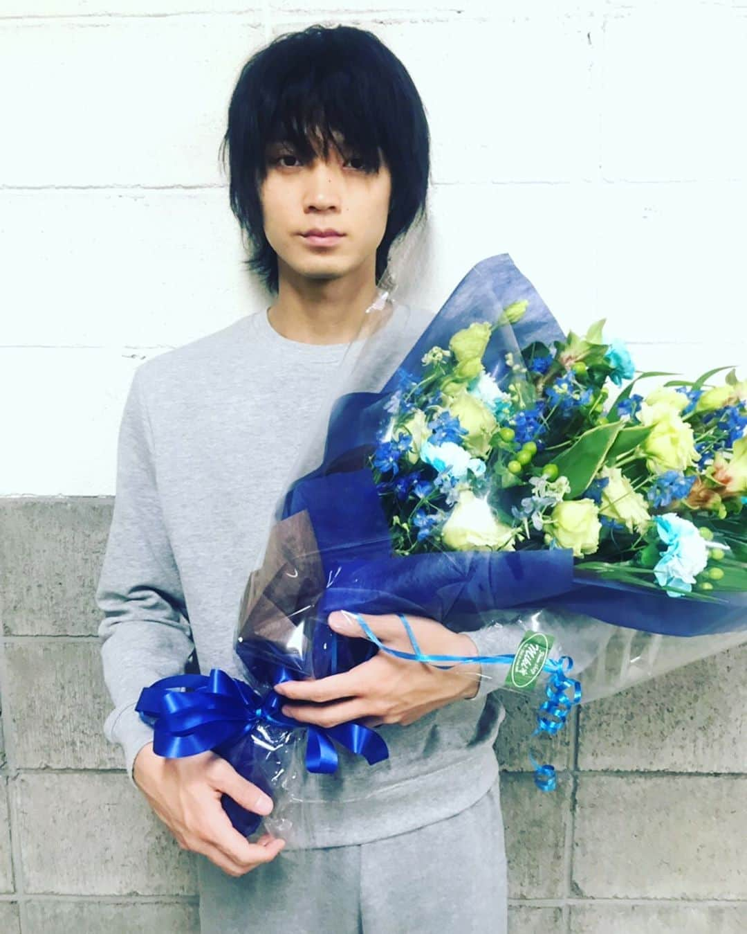 磯村勇斗さんのインスタグラム写真 - (磯村勇斗Instagram)「ドラマ「TWO WEEKS」 最終回ご視聴ありがとうございました。 そして、この作品に携わらせて頂けたこと感謝です。  クランクアップの写真ですけど、これ笑ってますからね。凄い笑顔ですからね。  皆さんありがとうございました！  #twoweeks」9月17日 22時21分 - hayato_isomura