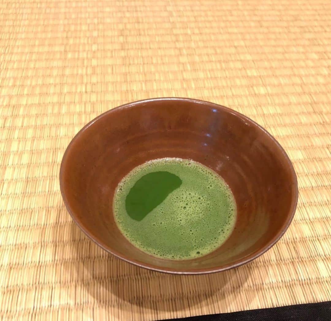 藤代有希さんのインスタグラム写真 - (藤代有希Instagram)「【天然忌】  7代家元如心斎天然宗左居士は、今日の家元制度の基を作り出したので、表千家「中興の祖」と呼ばれています。 家元では、毎年9月13日に居士の遺徳を偲び「天然忌」が営まれます。「天然忌」には、残月亭の床に画像に当る円相が掛けられ、その前に家元が季節の白い芙蓉を入れられ、お茶湯を供えられます。 ✴︎✴︎✴︎✴︎ 9.13 天然忌のお稽古に参加させて頂きました🙏  祈りと感謝を捧げた瞑想の時間はなんとも言えない時間でした。  花寄せ💐では、全体で調和することや花に心をうつす、そんなことを感じながら一人一人お花をいれていきます💐  お花は野に咲くように🌼と先生はおっしゃってましたが、私がお花をいれるとお花がいろんな方向へ向き自由すぎる姿に😂  こうして和やお茶を楽しめること、そこでの気づきが大切な宝物です。  これからもお稽古を重ねていきたいです💓  ありがとうございます🌾🙏 #藤代有希 #ユキ #夜ヨガ #お茶ヨガ #yoga #ヨガ #ヨーガ #メディテーション #meditation #瞑想 #teaceremony🍵 #teaceremonyonthemat#マインドフルネス #ヨガインストラクター #ボディバランストレーナー #感謝 #天然忌 #十五夜」9月17日 22時22分 - yukifujishiro_official